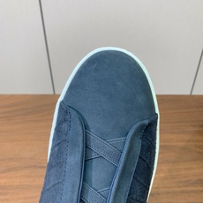 【Zegna】压纹一脚蹬休闲鞋。饰有标志性三重交叉松紧细节,灵感源于三重手缝线迹造型,彰显了杰尼亚的悠久 【Zegna】压纹一脚蹬休闲鞋。饰有标志性三重交叉松紧细节,灵感源于三重手缝线迹造型,彰显了杰尼亚的悠久