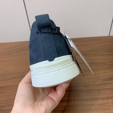 【Zegna】压纹一脚蹬休闲鞋。饰有标志性三重交叉松紧细节,灵感源于三重手缝线迹造型,彰显了杰尼亚的悠久 【Zegna】压纹一脚蹬休闲鞋。饰有标志性三重交叉松紧细节,灵感源于三重手缝线迹造型,彰显了杰尼亚的悠久