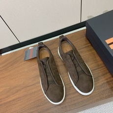 【Zegna】压纹一脚蹬休闲鞋。饰有标志性三重交叉松紧细节,灵感源于三重手缝线迹造型,彰显了杰尼亚的悠久 【Zegna】压纹一脚蹬休闲鞋。饰有标志性三重交叉松紧细节,灵感源于三重手缝线迹造型,彰显了杰尼亚的悠久