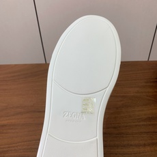 【Zegna】压纹一脚蹬休闲鞋。饰有标志性三重交叉松紧细节,灵感源于三重手缝线迹造型,彰显了杰尼亚的悠久 【Zegna】压纹一脚蹬休闲鞋。饰有标志性三重交叉松紧细节,灵感源于三重手缝线迹造型,彰显了杰尼亚的悠久