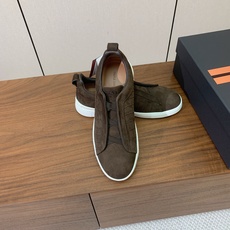 【Zegna】压纹一脚蹬休闲鞋。饰有标志性三重交叉松紧细节,灵感源于三重手缝线迹造型,彰显了杰尼亚的悠久 【Zegna】压纹一脚蹬休闲鞋。饰有标志性三重交叉松紧细节,灵感源于三重手缝线迹造型,彰显了杰尼亚的悠久