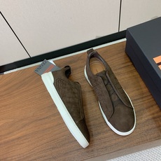【Zegna】压纹一脚蹬休闲鞋。饰有标志性三重交叉松紧细节,灵感源于三重手缝线迹造型,彰显了杰尼亚的悠久 【Zegna】压纹一脚蹬休闲鞋。饰有标志性三重交叉松紧细节,灵感源于三重手缝线迹造型,彰显了杰尼亚的悠久