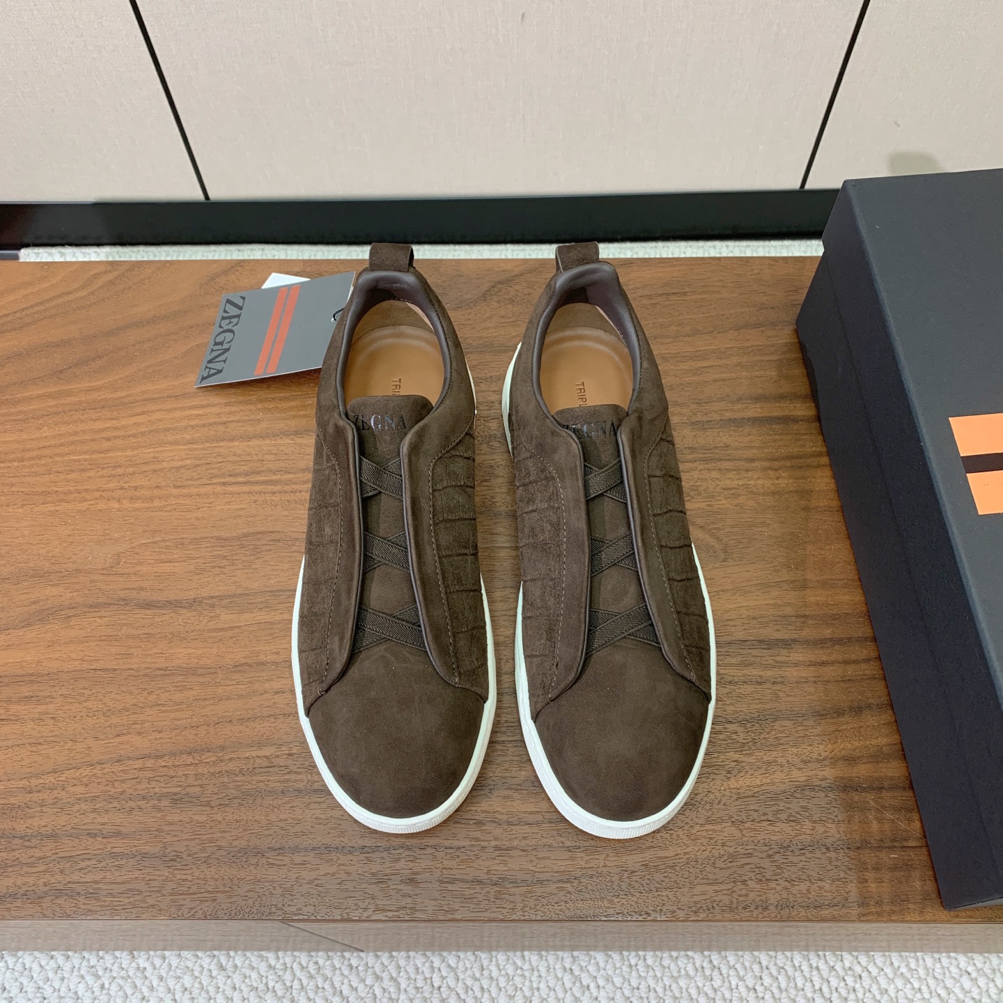【Zegna】压纹一脚蹬休闲鞋。饰有标志性三重交叉松紧细节，灵感源于三重手缝线迹造型，彰显了杰尼亚的悠久