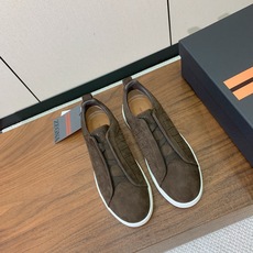 【Zegna】压纹一脚蹬休闲鞋。饰有标志性三重交叉松紧细节,灵感源于三重手缝线迹造型,彰显了杰尼亚的悠久 【Zegna】压纹一脚蹬休闲鞋。饰有标志性三重交叉松紧细节,灵感源于三重手缝线迹造型,彰显了杰尼亚的悠久
