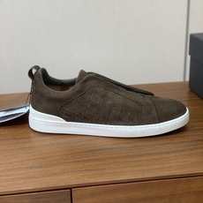 【Zegna】压纹一脚蹬休闲鞋。饰有标志性三重交叉松紧细节,灵感源于三重手缝线迹造型,彰显了杰尼亚的悠久 【Zegna】压纹一脚蹬休闲鞋。饰有标志性三重交叉松紧细节,灵感源于三重手缝线迹造型,彰显了杰尼亚的悠久