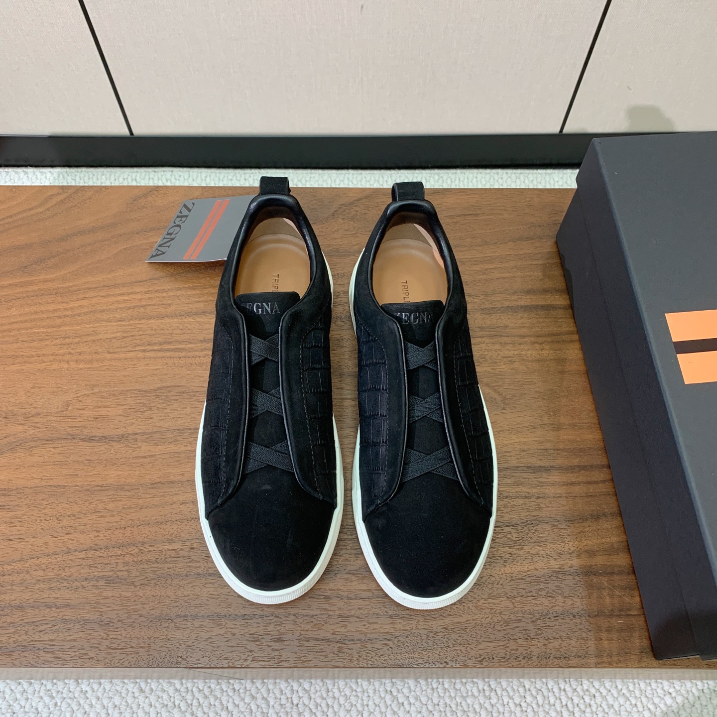 【Zegna】压纹一脚蹬休闲鞋。饰有标志性三重交叉松紧细节，灵感源于三重手缝线迹造型，彰显了杰尼亚的悠久