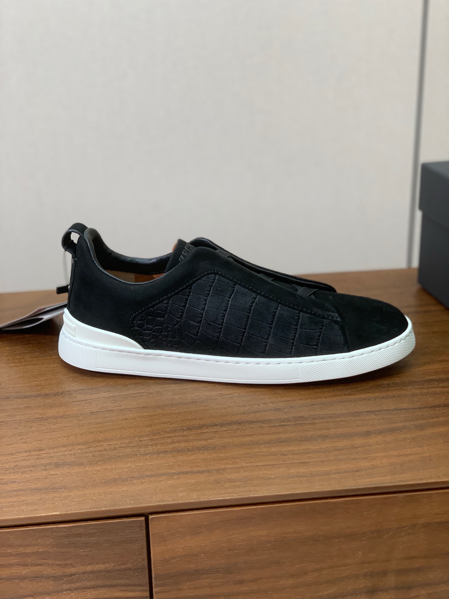 【Zegna】压纹一脚蹬休闲鞋。饰有标志性三重交叉松紧细节，灵感源于三重手缝线迹造型，彰显了杰尼亚的悠久