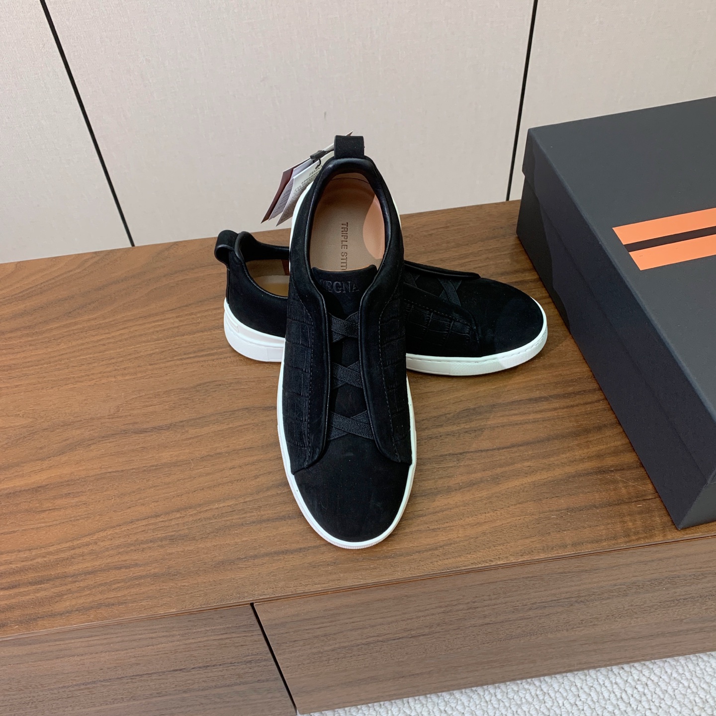 【Zegna】压纹一脚蹬休闲鞋。饰有标志性三重交叉松紧细节，灵感源于三重手缝线迹造型，彰显了杰尼亚的悠久