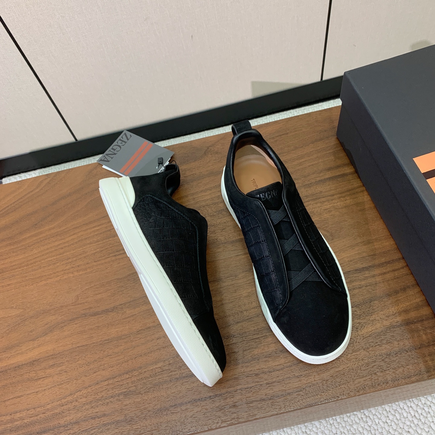 【Zegna】压纹一脚蹬休闲鞋。饰有标志性三重交叉松紧细节，灵感源于三重手缝线迹造型，彰显了杰尼亚的悠久