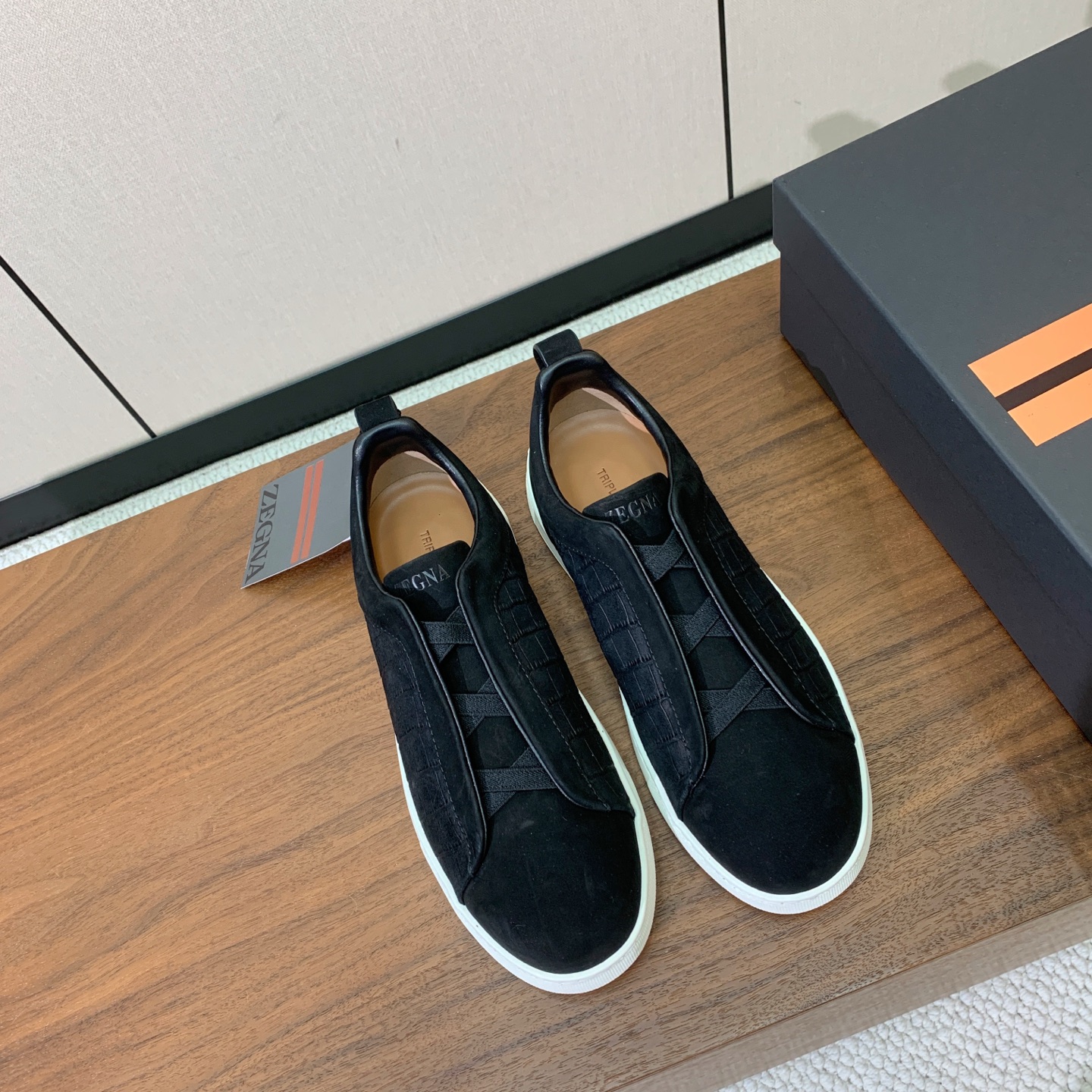 【Zegna】压纹一脚蹬休闲鞋。饰有标志性三重交叉松紧细节，灵感源于三重手缝线迹造型，彰显了杰尼亚的悠久