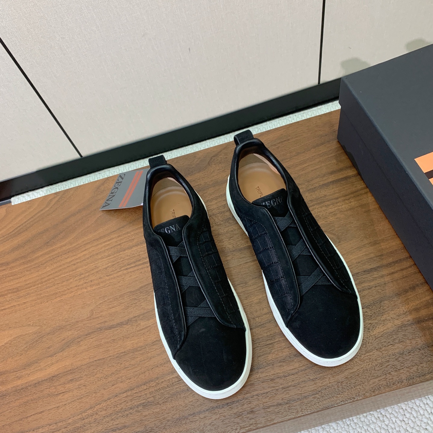 【Zegna】压纹一脚蹬休闲鞋。饰有标志性三重交叉松紧细节，灵感源于三重手缝线迹造型，彰显了杰尼亚的悠久