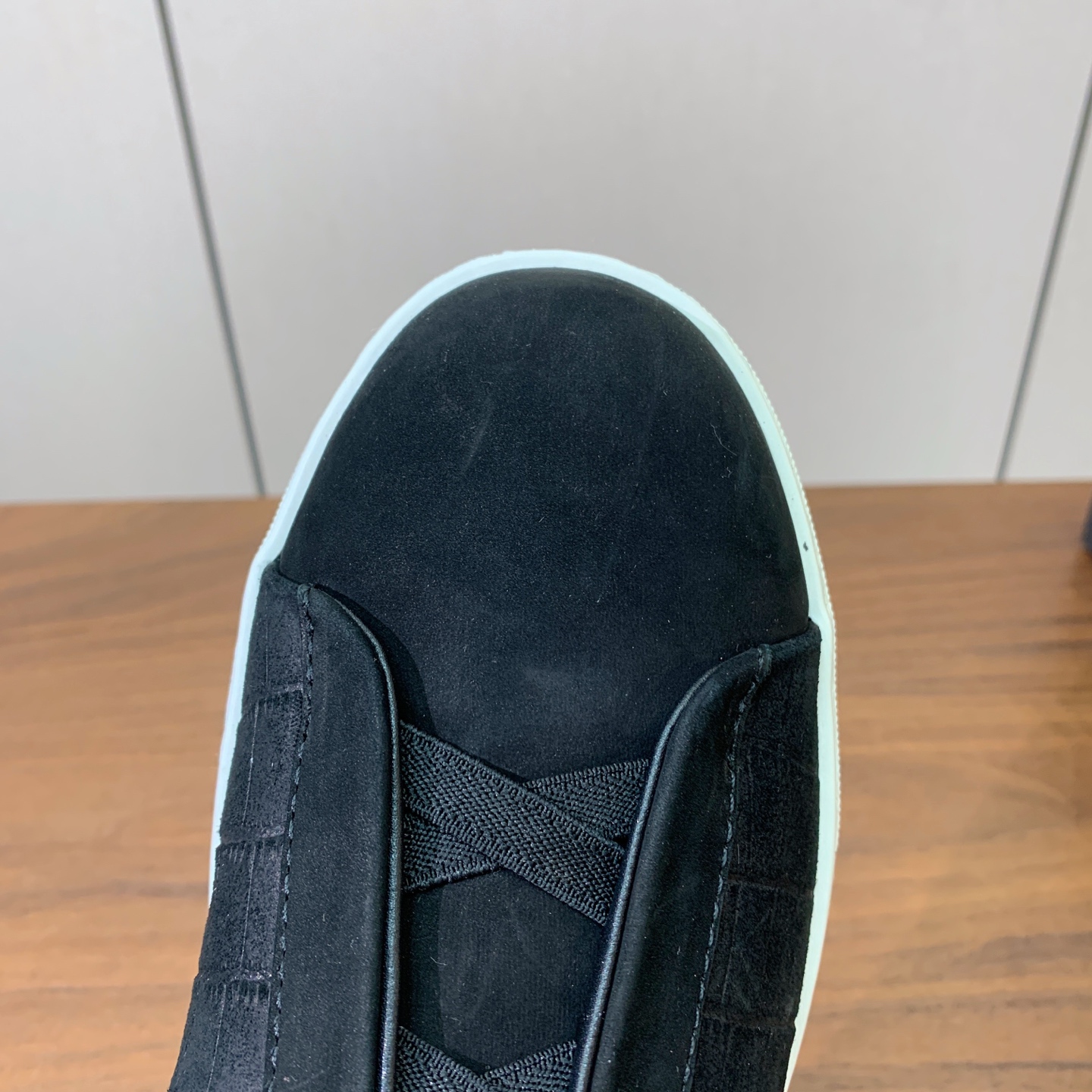 【Zegna】压纹一脚蹬休闲鞋。饰有标志性三重交叉松紧细节，灵感源于三重手缝线迹造型，彰显了杰尼亚的悠久