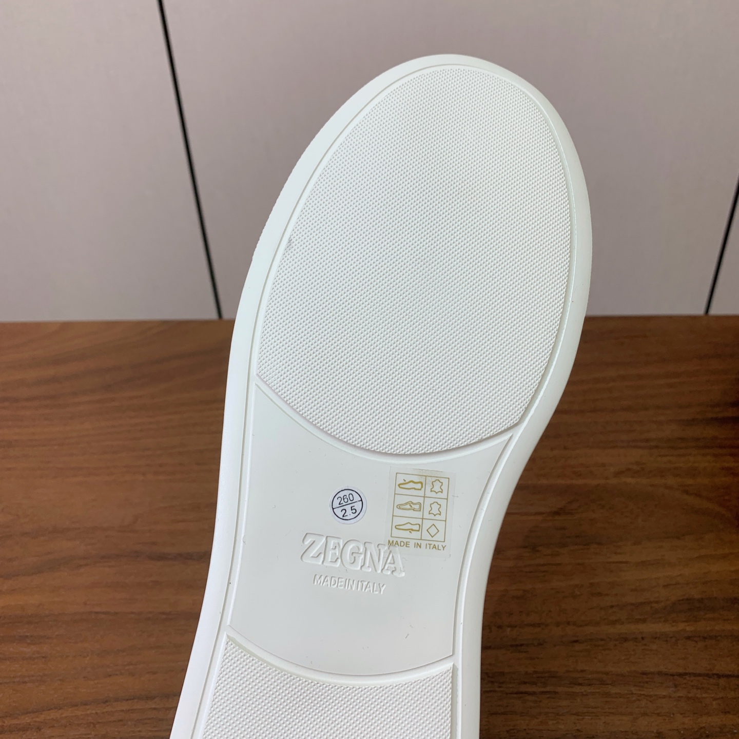【Zegna】压纹一脚蹬休闲鞋。饰有标志性三重交叉松紧细节，灵感源于三重手缝线迹造型，彰显了杰尼亚的悠久