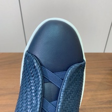 【Zegna】编织一脚蹬休闲鞋。饰有标志性三重交叉松紧细节,灵感源于三重手缝线迹造型,彰显了杰尼亚的悠久 【Zegna】编织一脚蹬休闲鞋。饰有标志性三重交叉松紧细节,灵感源于三重手缝线迹造型,彰显了杰尼亚的悠久