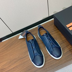 【Zegna】编织一脚蹬休闲鞋。饰有标志性三重交叉松紧细节,灵感源于三重手缝线迹造型,彰显了杰尼亚的悠久 【Zegna】编织一脚蹬休闲鞋。饰有标志性三重交叉松紧细节,灵感源于三重手缝线迹造型,彰显了杰尼亚的悠久