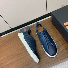 【Zegna】编织一脚蹬休闲鞋。饰有标志性三重交叉松紧细节,灵感源于三重手缝线迹造型,彰显了杰尼亚的悠久 【Zegna】编织一脚蹬休闲鞋。饰有标志性三重交叉松紧细节,灵感源于三重手缝线迹造型,彰显了杰尼亚的悠久