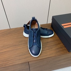 【Zegna】编织一脚蹬休闲鞋。饰有标志性三重交叉松紧细节,灵感源于三重手缝线迹造型,彰显了杰尼亚的悠久 【Zegna】编织一脚蹬休闲鞋。饰有标志性三重交叉松紧细节,灵感源于三重手缝线迹造型,彰显了杰尼亚的悠久
