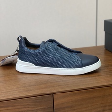 【Zegna】编织一脚蹬休闲鞋。饰有标志性三重交叉松紧细节,灵感源于三重手缝线迹造型,彰显了杰尼亚的悠久 【Zegna】编织一脚蹬休闲鞋。饰有标志性三重交叉松紧细节,灵感源于三重手缝线迹造型,彰显了杰尼亚的悠久