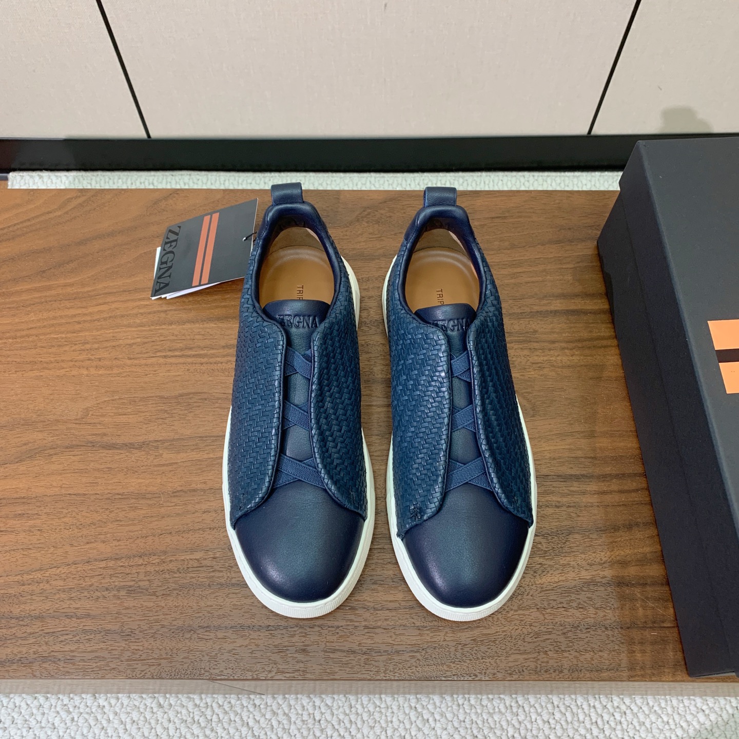 【Zegna】编织一脚蹬休闲鞋。饰有标志性三重交叉松紧细节，灵感源于三重手缝线迹造型，彰显了杰尼亚的悠久