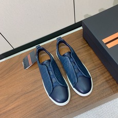 【Zegna】编织一脚蹬休闲鞋。饰有标志性三重交叉松紧细节,灵感源于三重手缝线迹造型,彰显了杰尼亚的悠久 【Zegna】编织一脚蹬休闲鞋。饰有标志性三重交叉松紧细节,灵感源于三重手缝线迹造型,彰显了杰尼亚的悠久