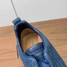 【Zegna】编织一脚蹬休闲鞋。饰有标志性三重交叉松紧细节,灵感源于三重手缝线迹造型,彰显了杰尼亚的悠久 【Zegna】编织一脚蹬休闲鞋。饰有标志性三重交叉松紧细节,灵感源于三重手缝线迹造型,彰显了杰尼亚的悠久