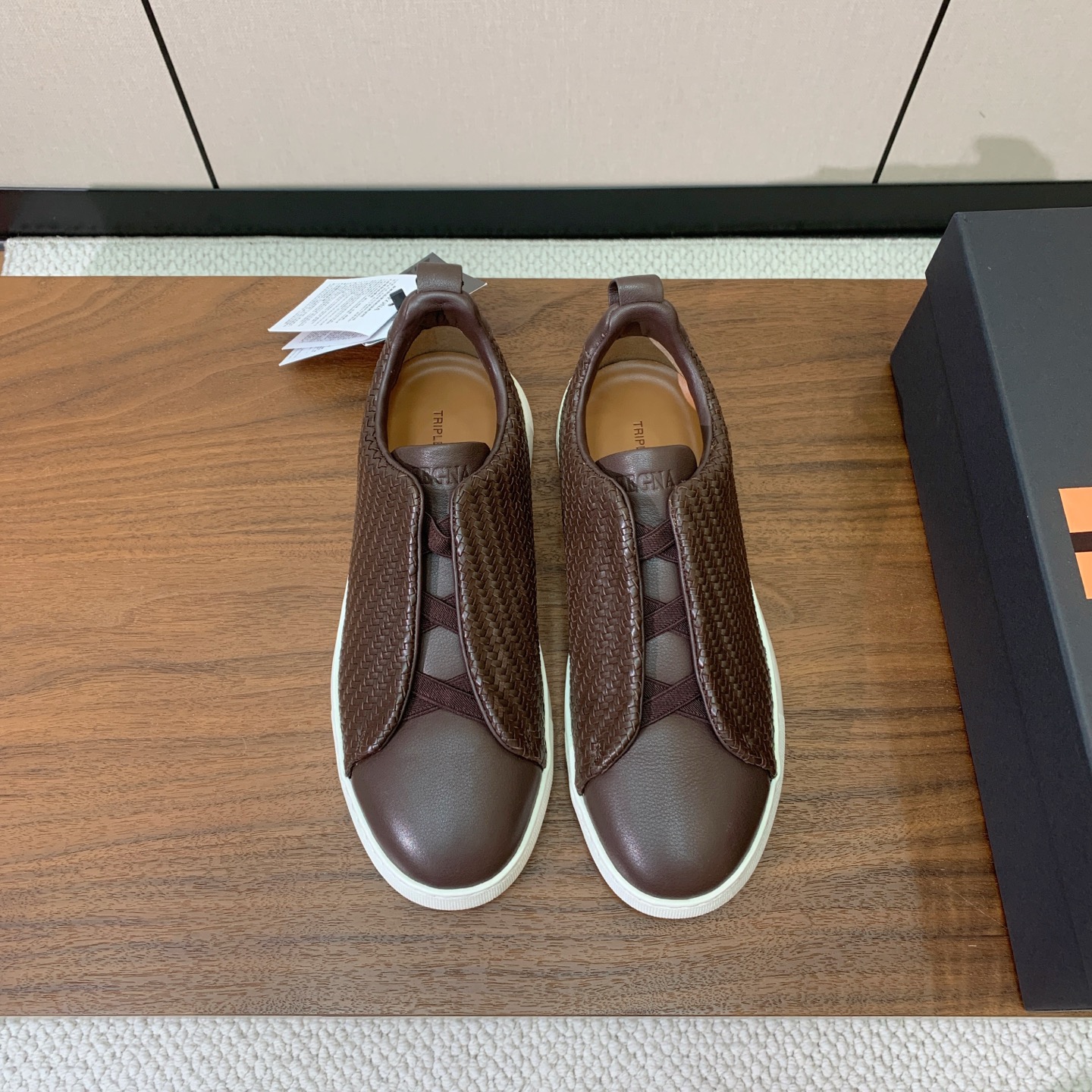 【Zegna】编织一脚蹬休闲鞋。饰有标志性三重交叉松紧细节，灵感源于三重手缝线迹造型，彰显了杰尼亚的悠久