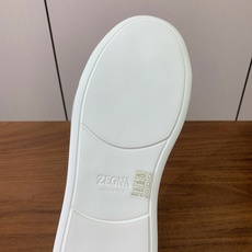 【Zegna】编织一脚蹬休闲鞋。饰有标志性三重交叉松紧细节,灵感源于三重手缝线迹造型,彰显了杰尼亚的悠久 【Zegna】编织一脚蹬休闲鞋。饰有标志性三重交叉松紧细节,灵感源于三重手缝线迹造型,彰显了杰尼亚的悠久