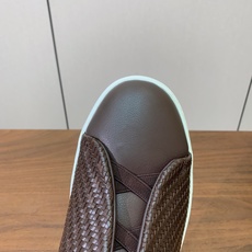 【Zegna】编织一脚蹬休闲鞋。饰有标志性三重交叉松紧细节,灵感源于三重手缝线迹造型,彰显了杰尼亚的悠久 【Zegna】编织一脚蹬休闲鞋。饰有标志性三重交叉松紧细节,灵感源于三重手缝线迹造型,彰显了杰尼亚的悠久