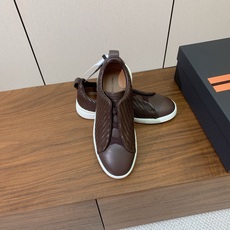 【Zegna】编织一脚蹬休闲鞋。饰有标志性三重交叉松紧细节,灵感源于三重手缝线迹造型,彰显了杰尼亚的悠久 【Zegna】编织一脚蹬休闲鞋。饰有标志性三重交叉松紧细节,灵感源于三重手缝线迹造型,彰显了杰尼亚的悠久