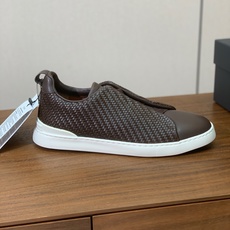 【Zegna】编织一脚蹬休闲鞋。饰有标志性三重交叉松紧细节,灵感源于三重手缝线迹造型,彰显了杰尼亚的悠久 【Zegna】编织一脚蹬休闲鞋。饰有标志性三重交叉松紧细节,灵感源于三重手缝线迹造型,彰显了杰尼亚的悠久