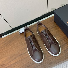 【Zegna】编织一脚蹬休闲鞋。饰有标志性三重交叉松紧细节,灵感源于三重手缝线迹造型,彰显了杰尼亚的悠久 【Zegna】编织一脚蹬休闲鞋。饰有标志性三重交叉松紧细节,灵感源于三重手缝线迹造型,彰显了杰尼亚的悠久