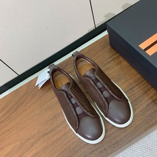 【Zegna】编织一脚蹬休闲鞋。饰有标志性三重交叉松紧细节,灵感源于三重手缝线迹造型,彰显了杰尼亚的悠久 【Zegna】编织一脚蹬休闲鞋。饰有标志性三重交叉松紧细节,灵感源于三重手缝线迹造型,彰显了杰尼亚的悠久