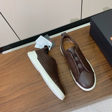 【Zegna】编织一脚蹬休闲鞋。饰有标志性三重交叉松紧细节,灵感源于三重手缝线迹造型,彰显了杰尼亚的悠久 【Zegna】编织一脚蹬休闲鞋。饰有标志性三重交叉松紧细节,灵感源于三重手缝线迹造型,彰显了杰尼亚的悠久