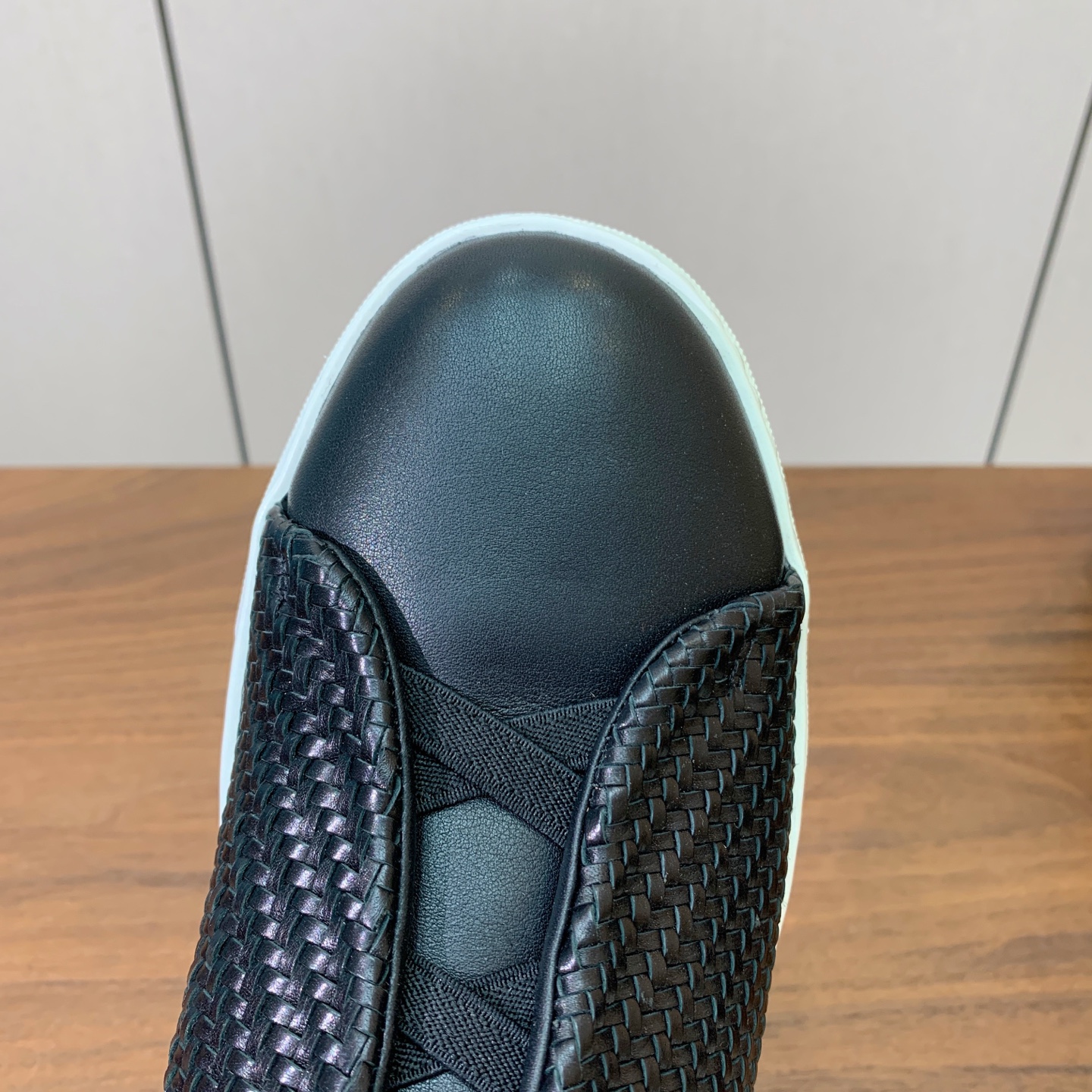 【Zegna】编织一脚蹬休闲鞋。饰有标志性三重交叉松紧细节，灵感源于三重手缝线迹造型，彰显了杰尼亚的悠久