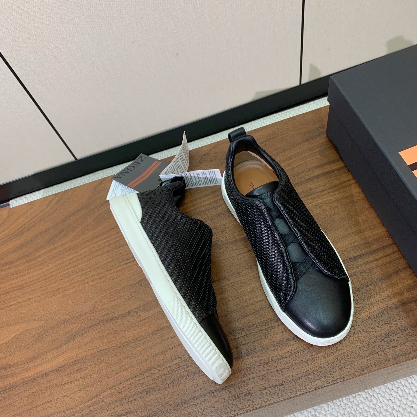【Zegna】编织一脚蹬休闲鞋。饰有标志性三重交叉松紧细节，灵感源于三重手缝线迹造型，彰显了杰尼亚的悠久