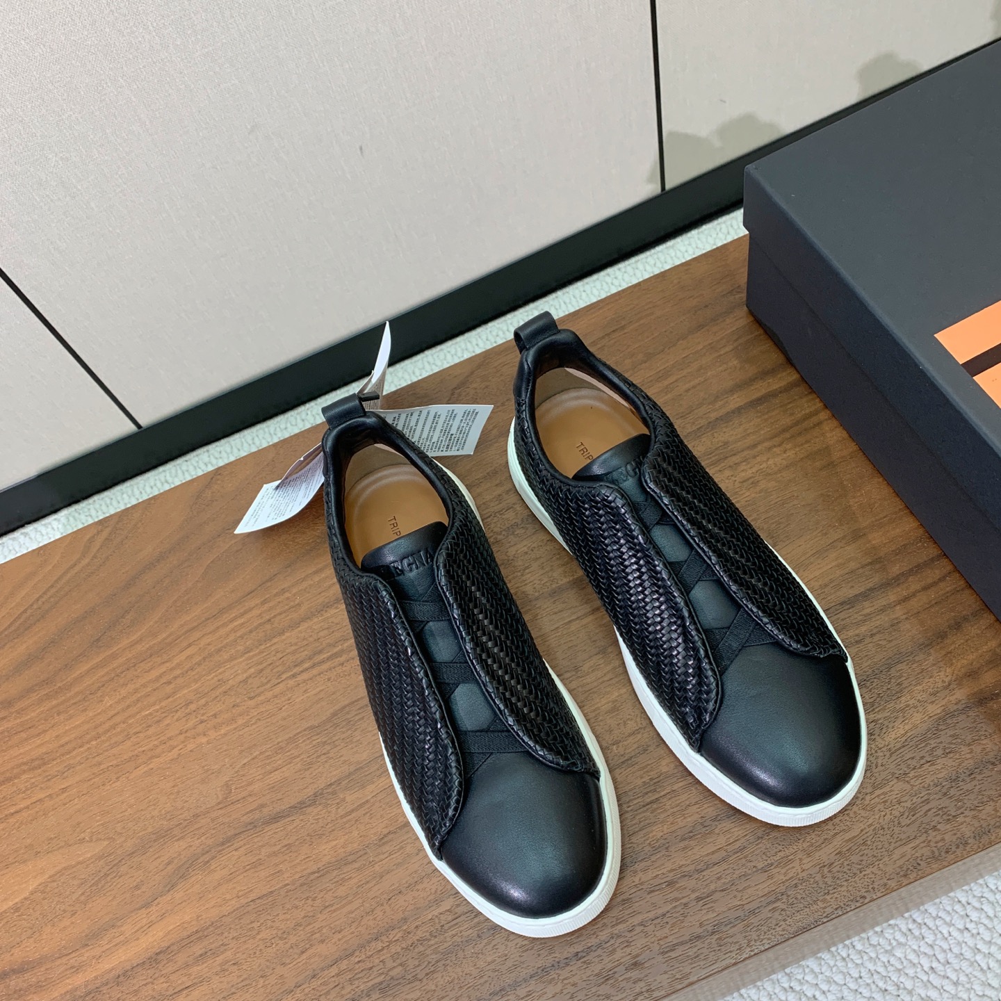【Zegna】编织一脚蹬休闲鞋。饰有标志性三重交叉松紧细节，灵感源于三重手缝线迹造型，彰显了杰尼亚的悠久