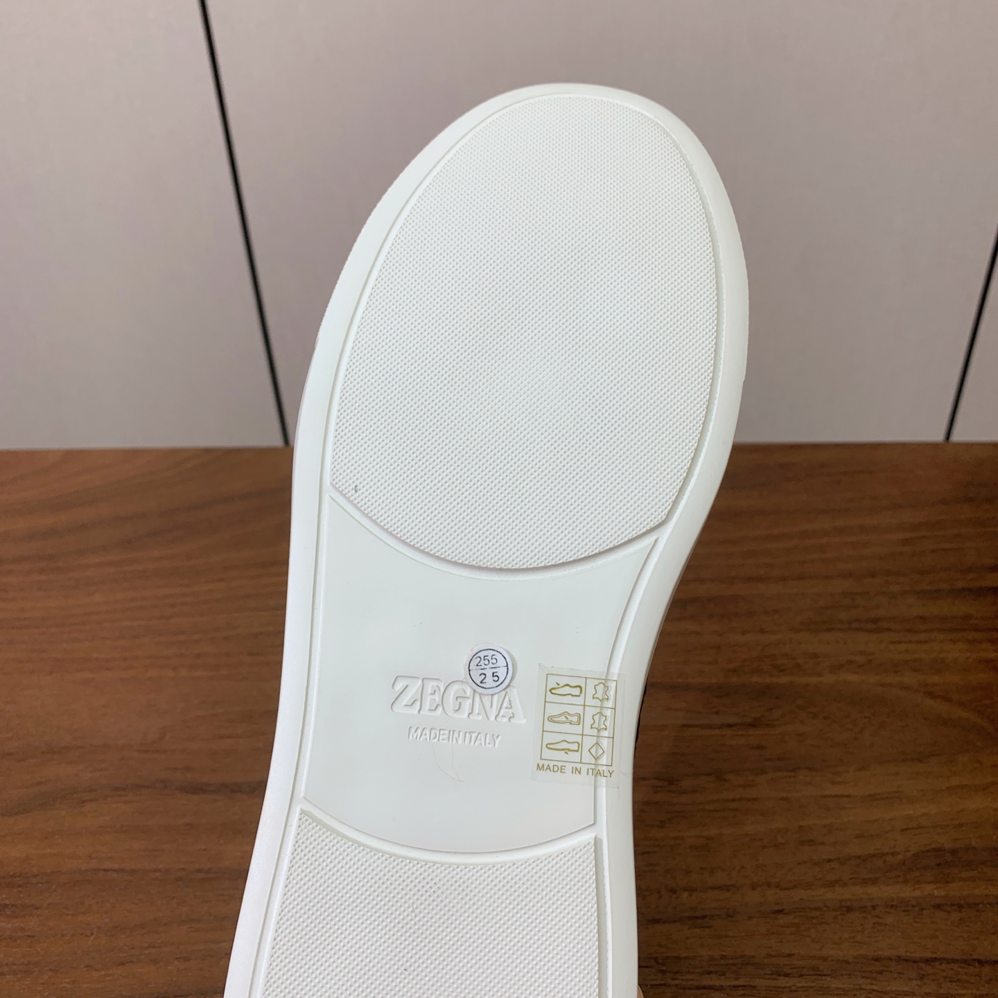 【Zegna】编织一脚蹬休闲鞋。饰有标志性三重交叉松紧细节，灵感源于三重手缝线迹造型，彰显了杰尼亚的悠久