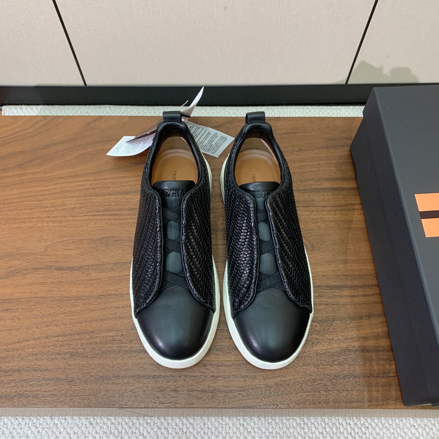 【Zegna】编织一脚蹬休闲鞋。饰有标志性三重交叉松紧细节，灵感源于三重手缝线迹造型，彰显了杰尼亚的悠久