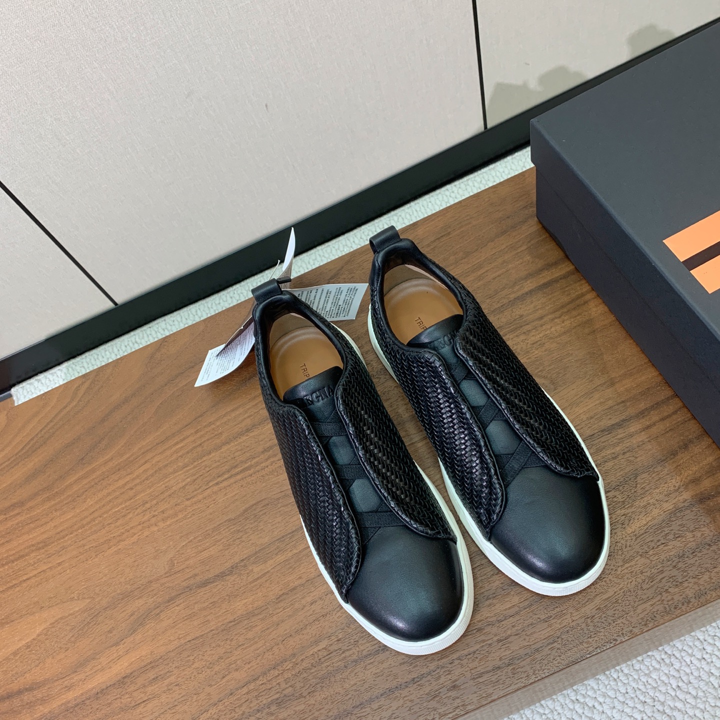 【Zegna】编织一脚蹬休闲鞋。饰有标志性三重交叉松紧细节，灵感源于三重手缝线迹造型，彰显了杰尼亚的悠久