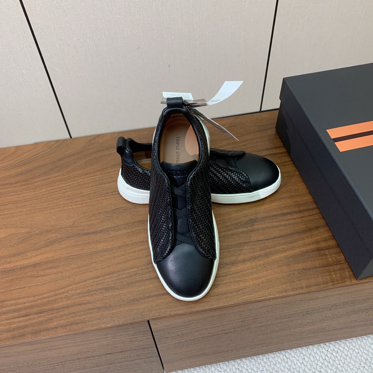 【Zegna】编织一脚蹬休闲鞋。饰有标志性三重交叉松紧细节，灵感源于三重手缝线迹造型，彰显了杰尼亚的悠久