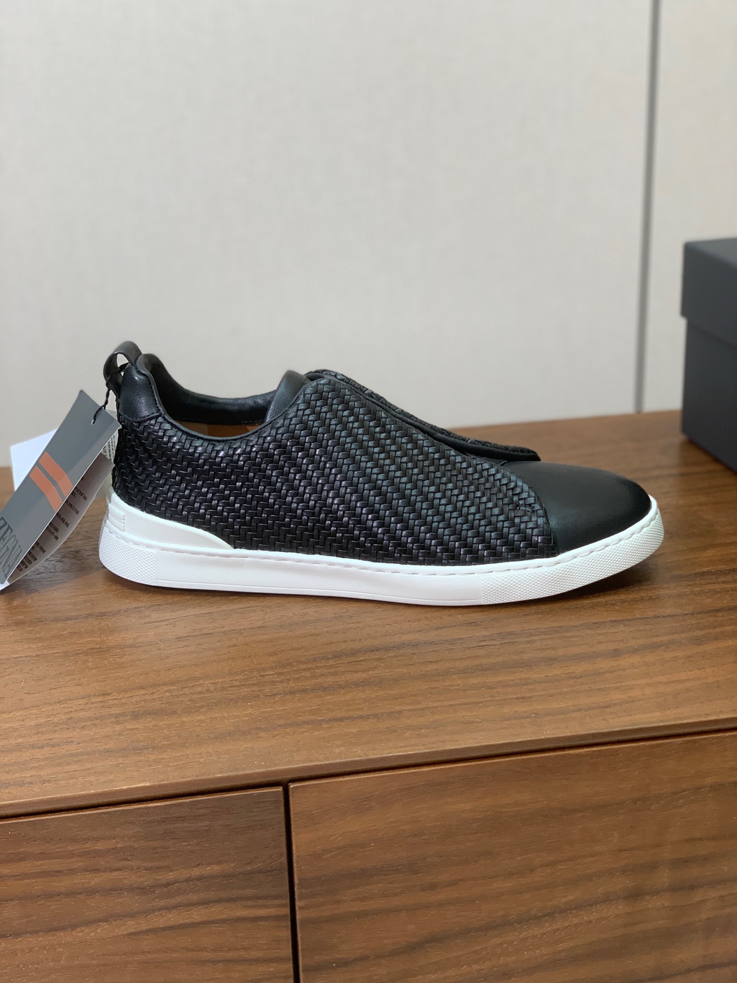 【Zegna】编织一脚蹬休闲鞋。饰有标志性三重交叉松紧细节，灵感源于三重手缝线迹造型，彰显了杰尼亚的悠久
