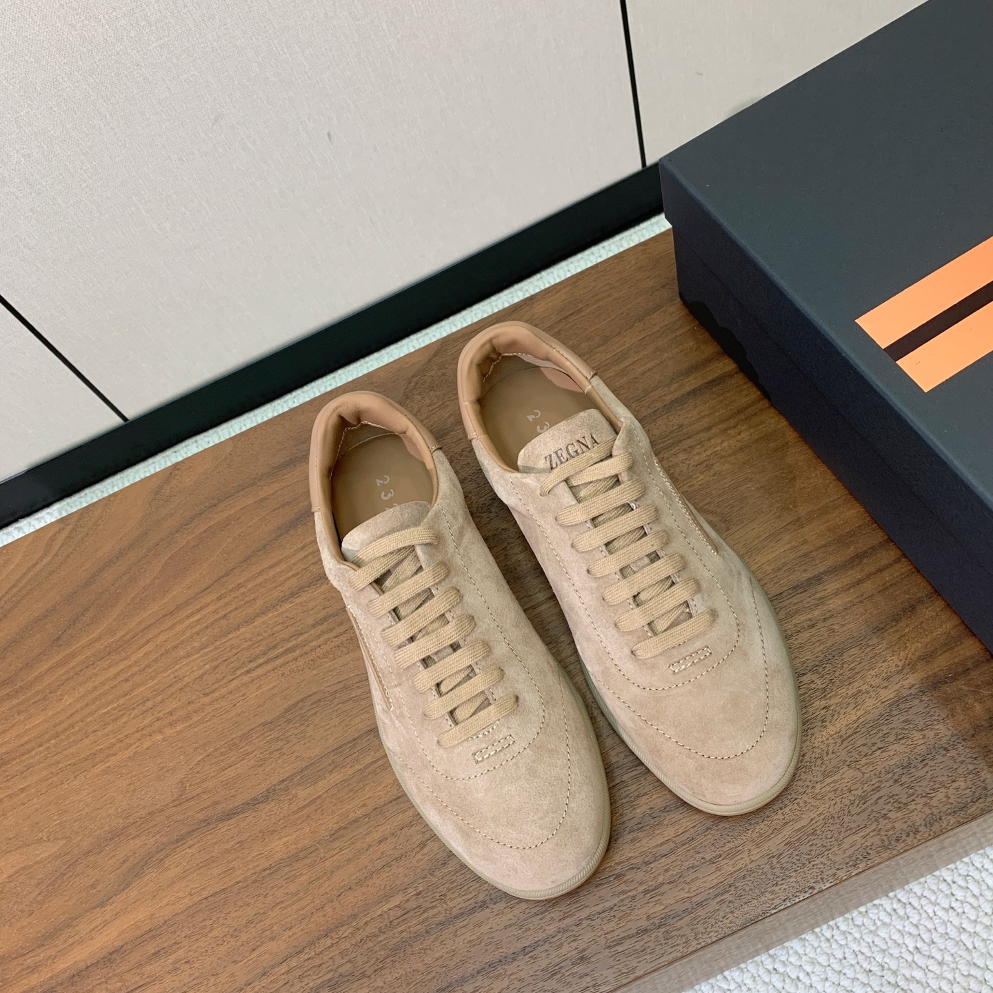 【Zegna】系带休闲鞋。饰有标志性三重交叉松紧细节，灵感源于三重手缝线迹造型，彰显了杰尼亚的悠久传承。