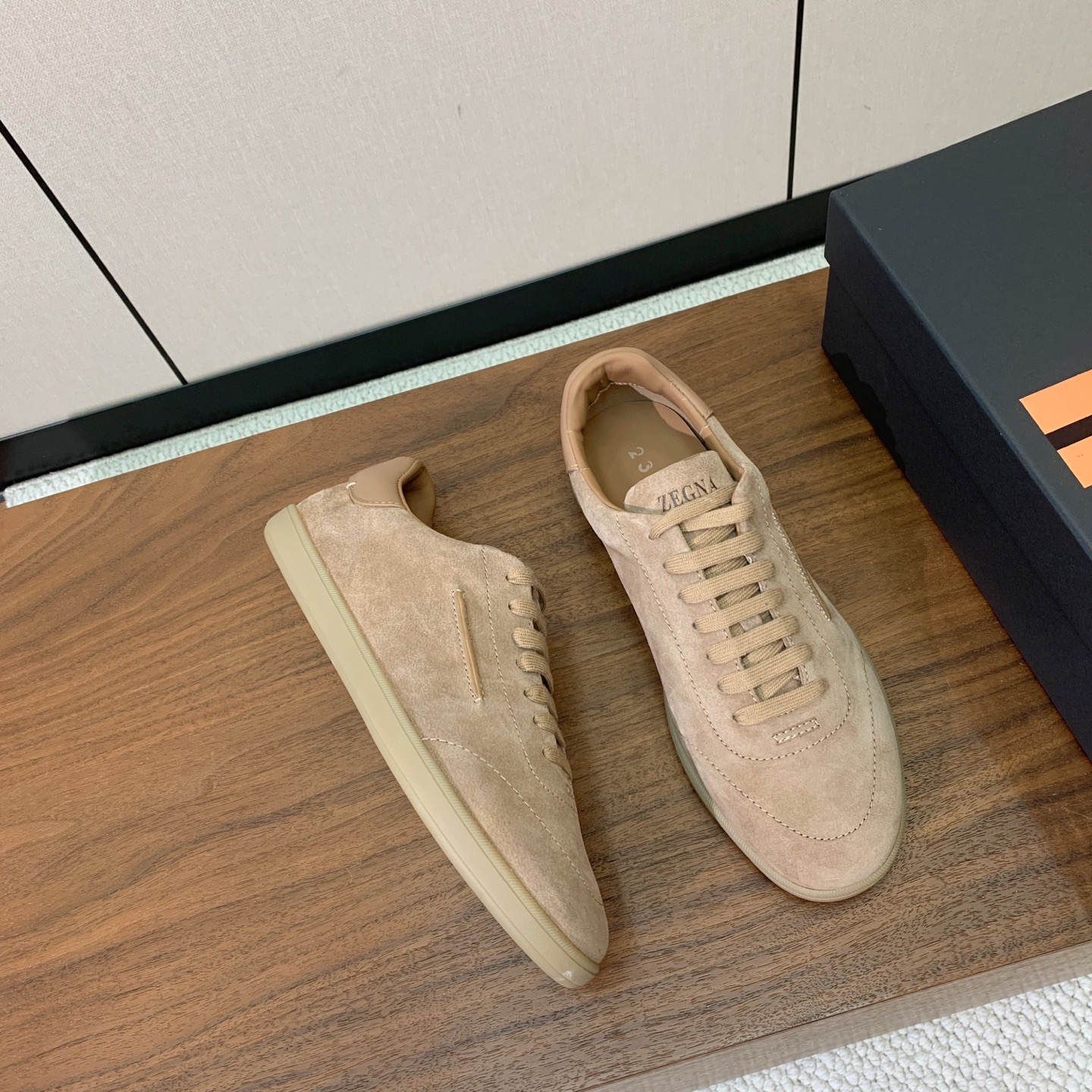 【Zegna】系带休闲鞋。饰有标志性三重交叉松紧细节，灵感源于三重手缝线迹造型，彰显了杰尼亚的悠久传承。