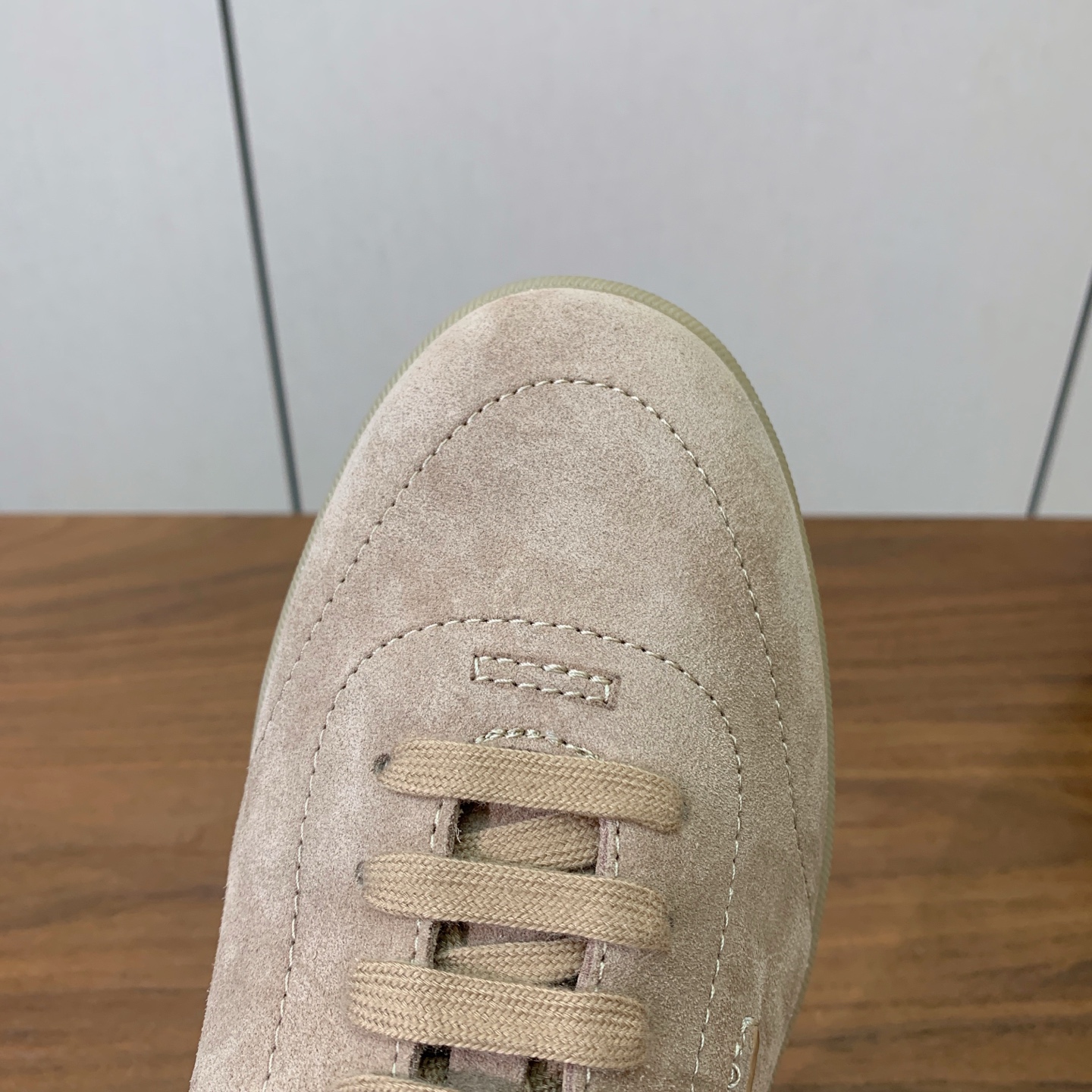 【Zegna】系带休闲鞋。饰有标志性三重交叉松紧细节，灵感源于三重手缝线迹造型，彰显了杰尼亚的悠久传承。