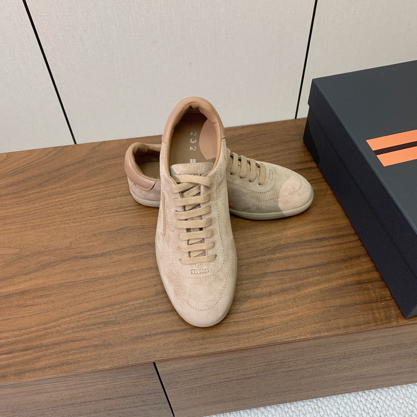 【Zegna】系带休闲鞋。饰有标志性三重交叉松紧细节，灵感源于三重手缝线迹造型，彰显了杰尼亚的悠久传承。