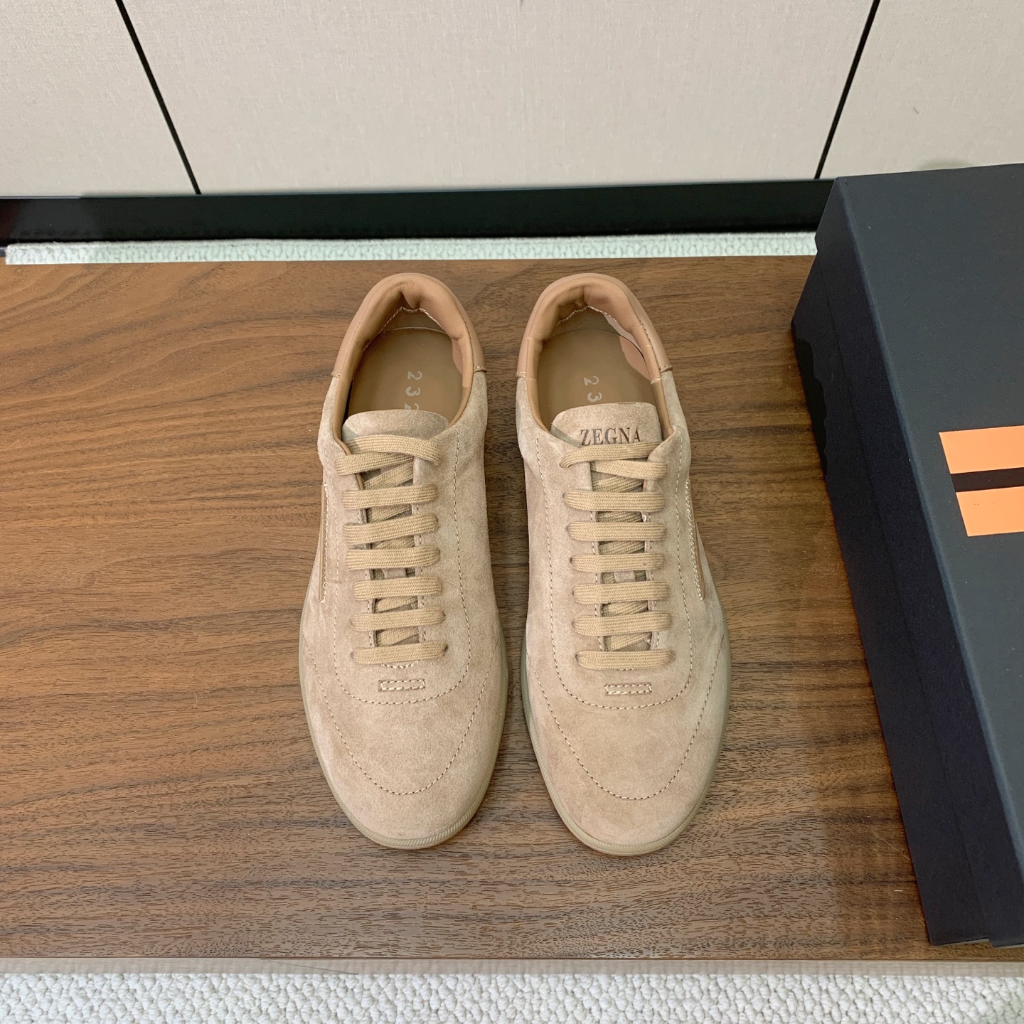【Zegna】系带休闲鞋。饰有标志性三重交叉松紧细节，灵感源于三重手缝线迹造型，彰显了杰尼亚的悠久传承。