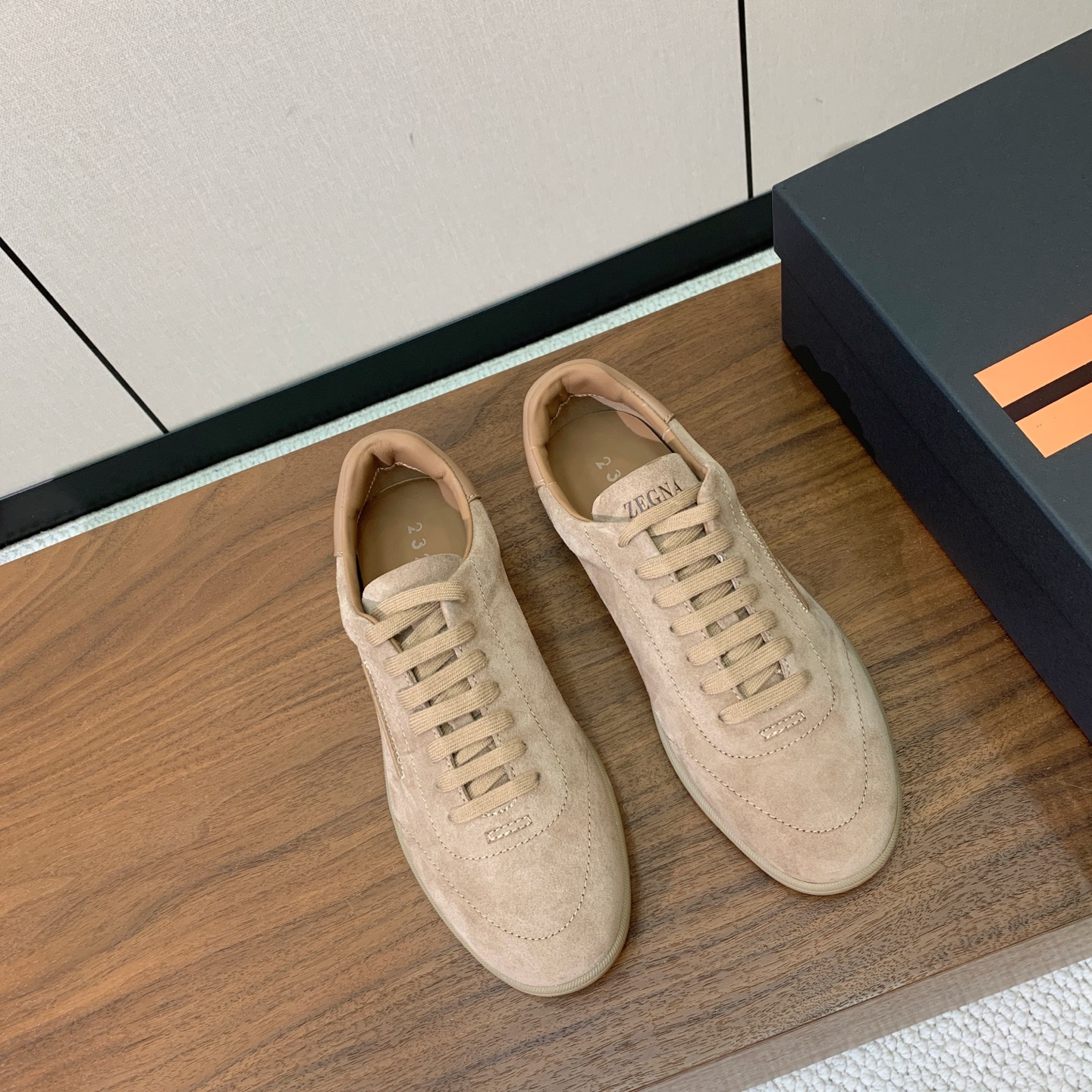 【Zegna】系带休闲鞋。饰有标志性三重交叉松紧细节，灵感源于三重手缝线迹造型，彰显了杰尼亚的悠久传承。