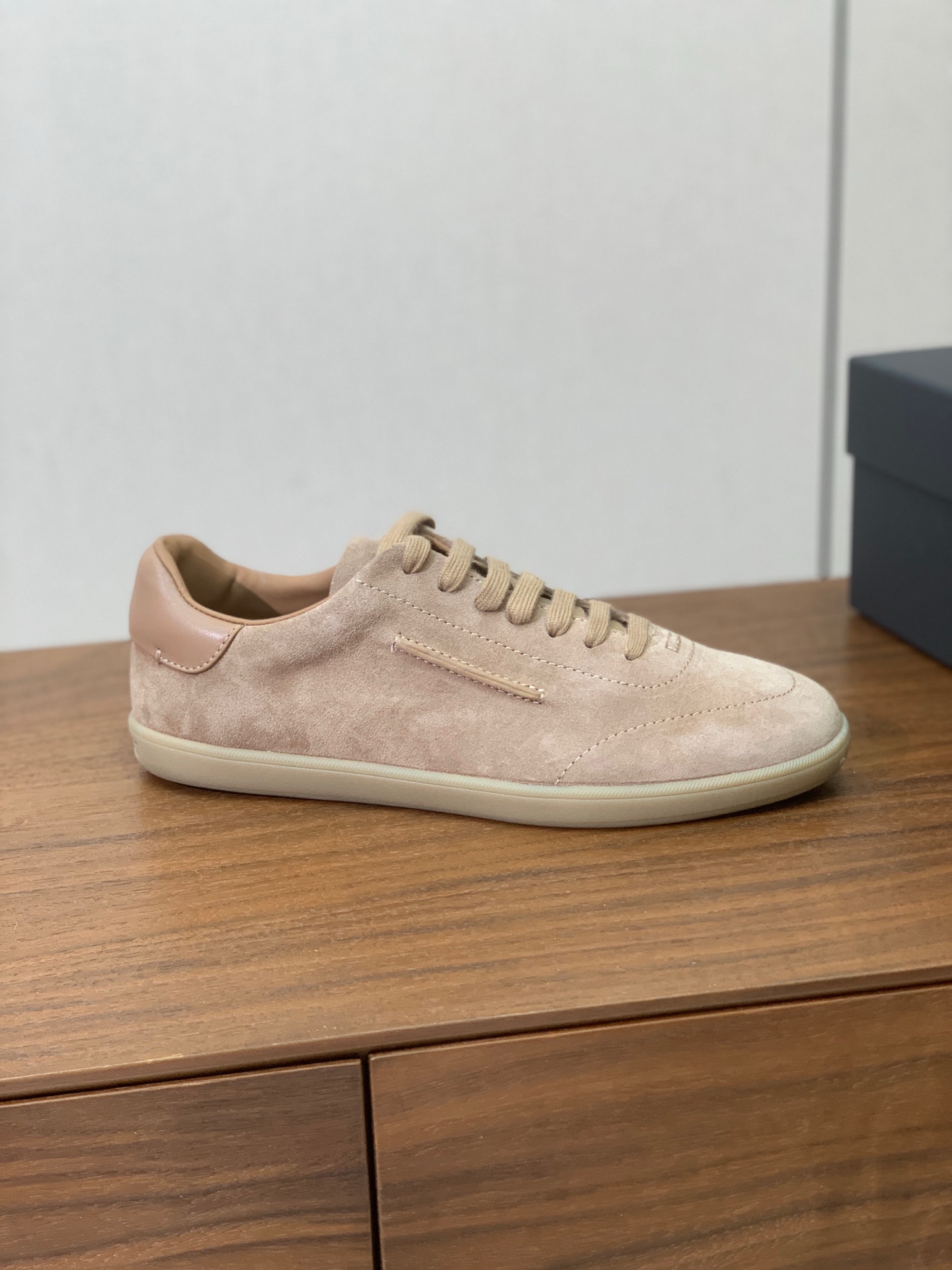 【Zegna】系带休闲鞋。饰有标志性三重交叉松紧细节，灵感源于三重手缝线迹造型，彰显了杰尼亚的悠久传承。