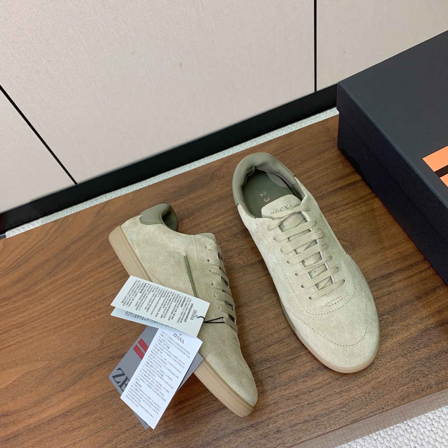 【Zegna】系带休闲鞋。饰有标志性三重交叉松紧细节，灵感源于三重手缝线迹造型，彰显了杰尼亚的悠久传承。