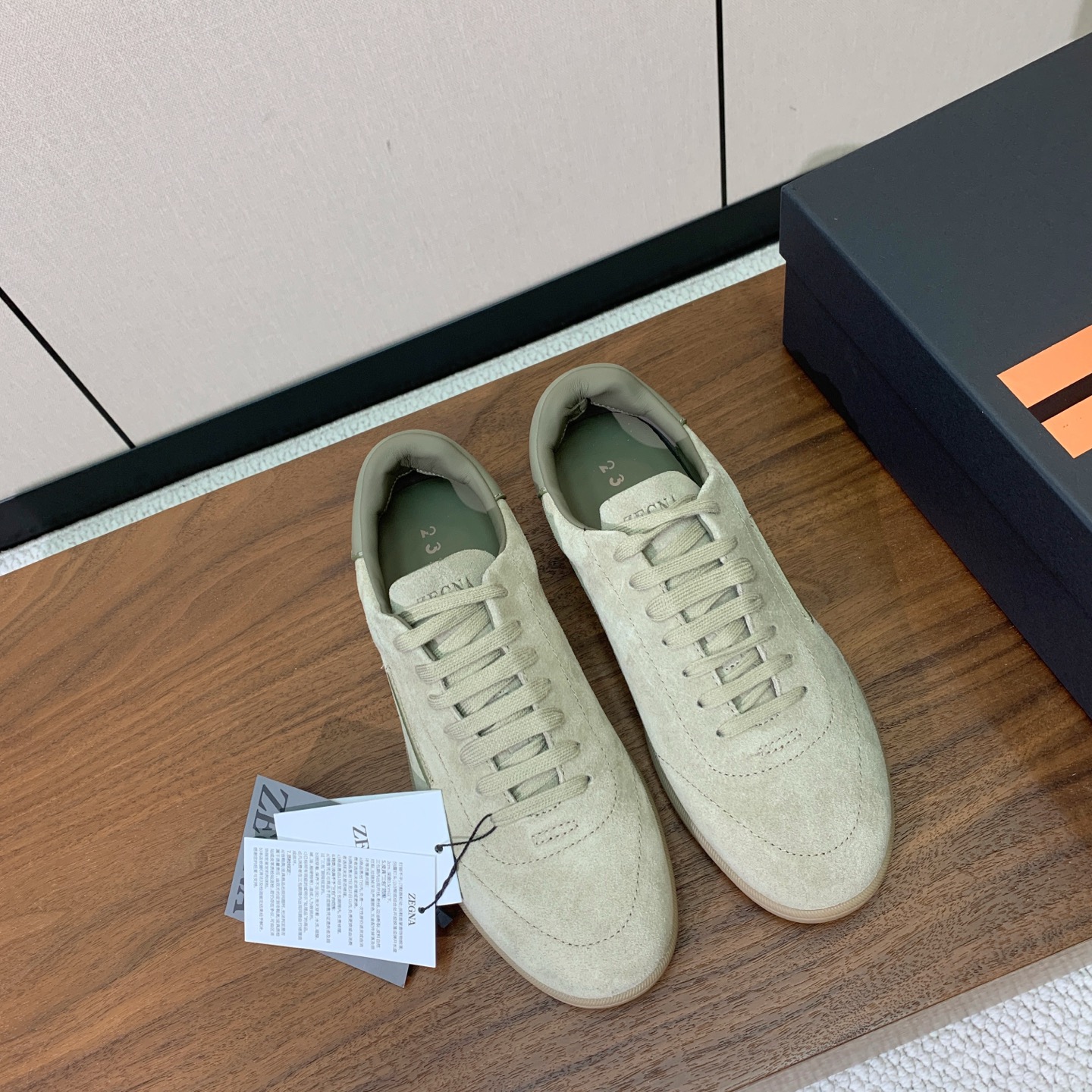 【Zegna】系带休闲鞋。饰有标志性三重交叉松紧细节，灵感源于三重手缝线迹造型，彰显了杰尼亚的悠久传承。